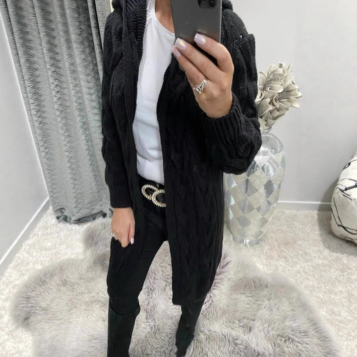 Kvinnes chunky strikk cardigan med nostalgisk kabeldesign og praktiske lommer Skjora