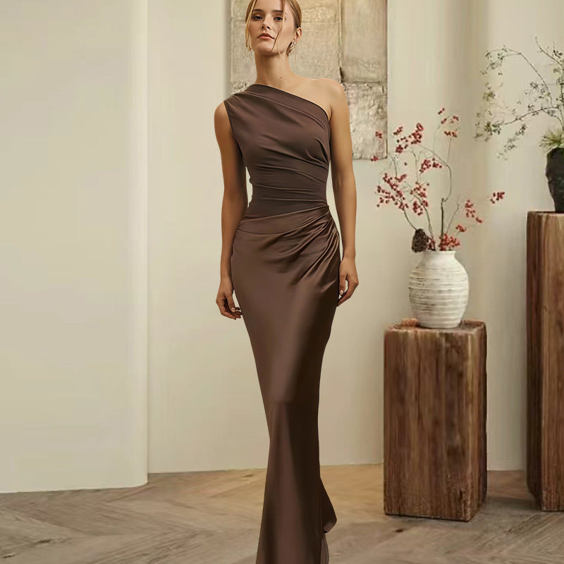Damer Elegant Asymmetrisk Kveldsdrakt med Glitrende Sateng Skjora