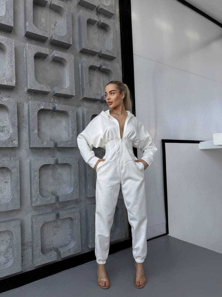 Dame jumpsuit med dyp utringning og hette Skjora