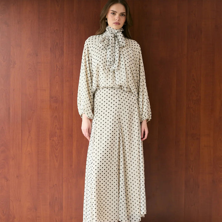 Kjole for kvinner med elegant stående krage og leken prikkete design