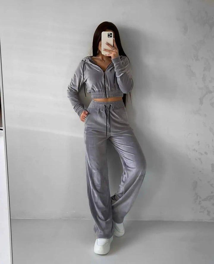 Kvinnors sportiga velour lounge set med kort jacka och bred skärning Skjora