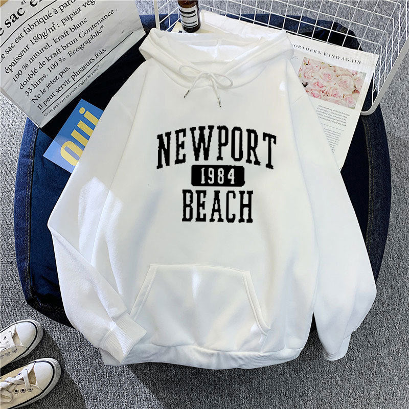 Damer hettegensere med nostalgisk Newport Beach trykk Skjora