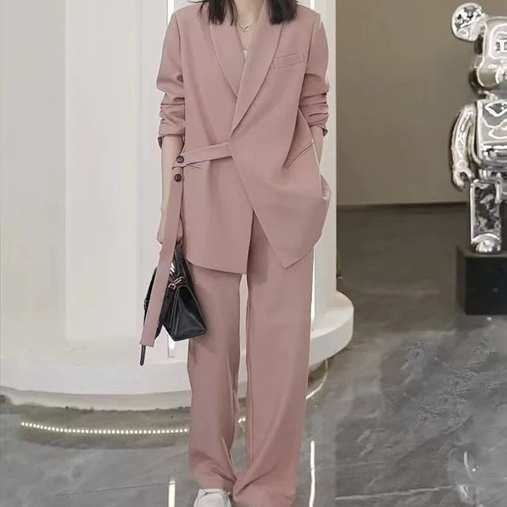 Kvinnens moderne blazer med asymmetrisk snitt og midjebelte Skjora