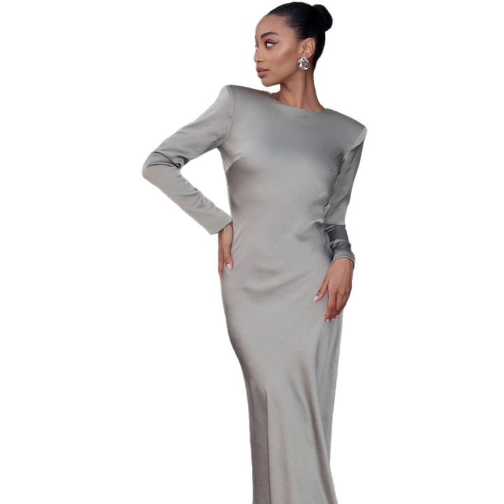 Damer Elegant Langermet Kjole med Glitrende Satin Yttermateriale og Figurformet Silhuett Skjora