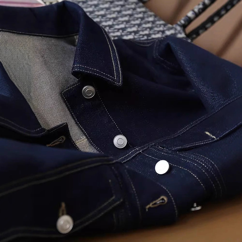 Kvinnes stilige denimjakke med dekorative lommer og kontinuerlig knappelukking Skjora