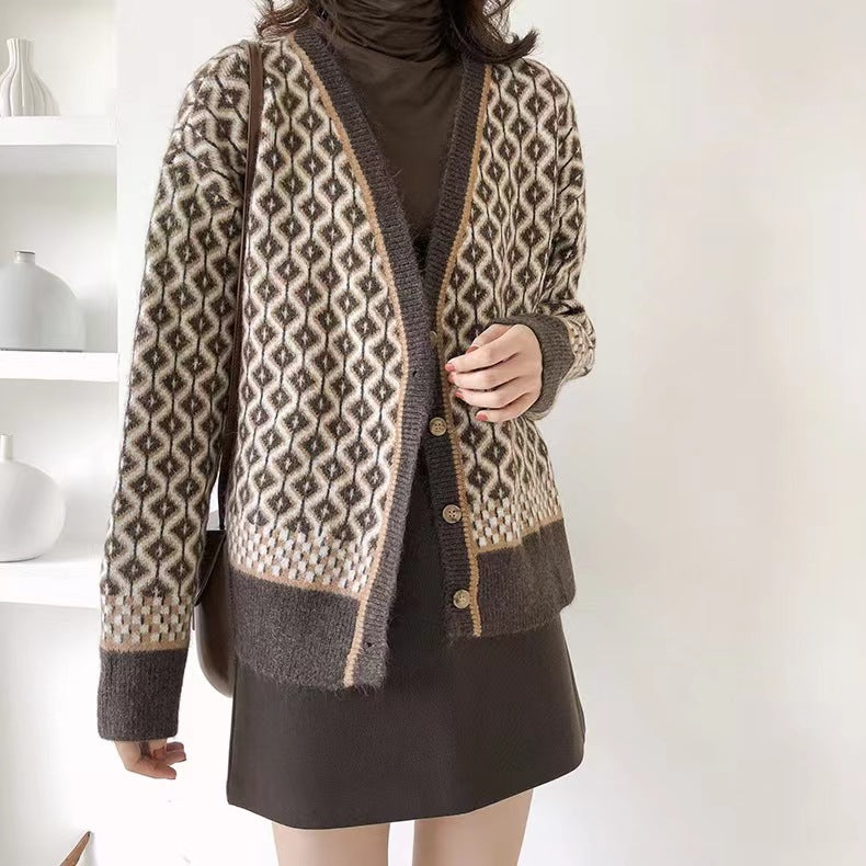 Kvinnens chunky strikket cardigan med moderne geometriske mønstre og knappefunksjon Skjora