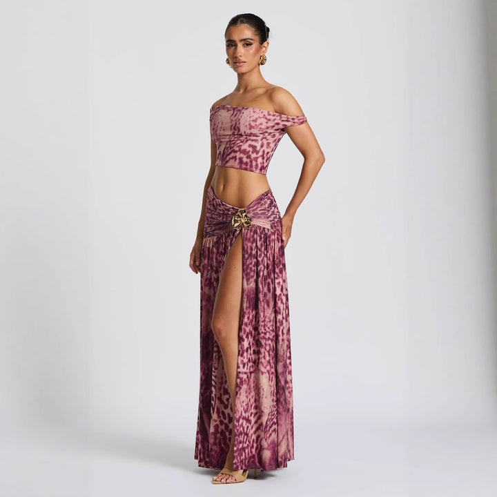 Dame kjole i stilfullt off-shoulder-design med rynker og unikt mønster Skjora