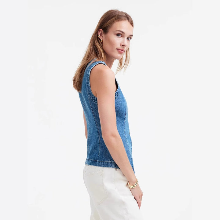 Dame jeans vest med asymmetrisk snitt og dekorative knapper Skjora