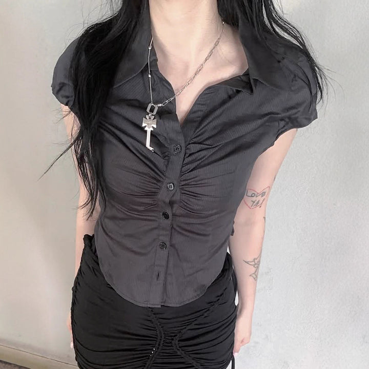 Dame kortermet bluse med rynk og elegant knappestolpe Skjora