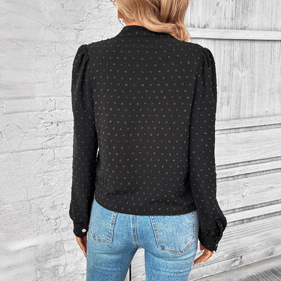 Dames elegant bluse med volangdetaljer og edel knappdesign Skjora