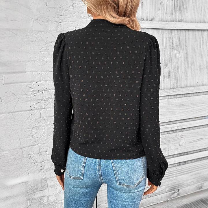 Dames elegant bluse med volangdetaljer og edel knappdesign Skjora