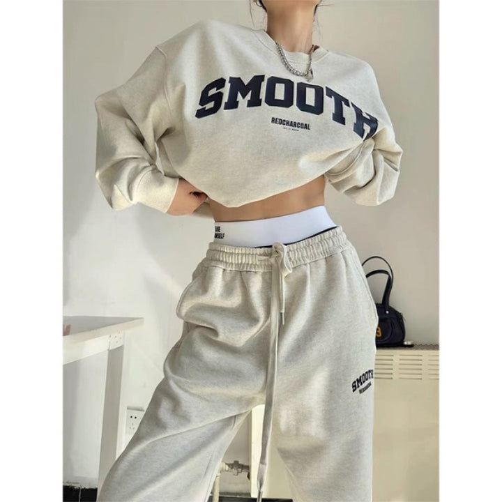 Kvinne sett med kort sweatshirt og komfortable joggebukser Skjora