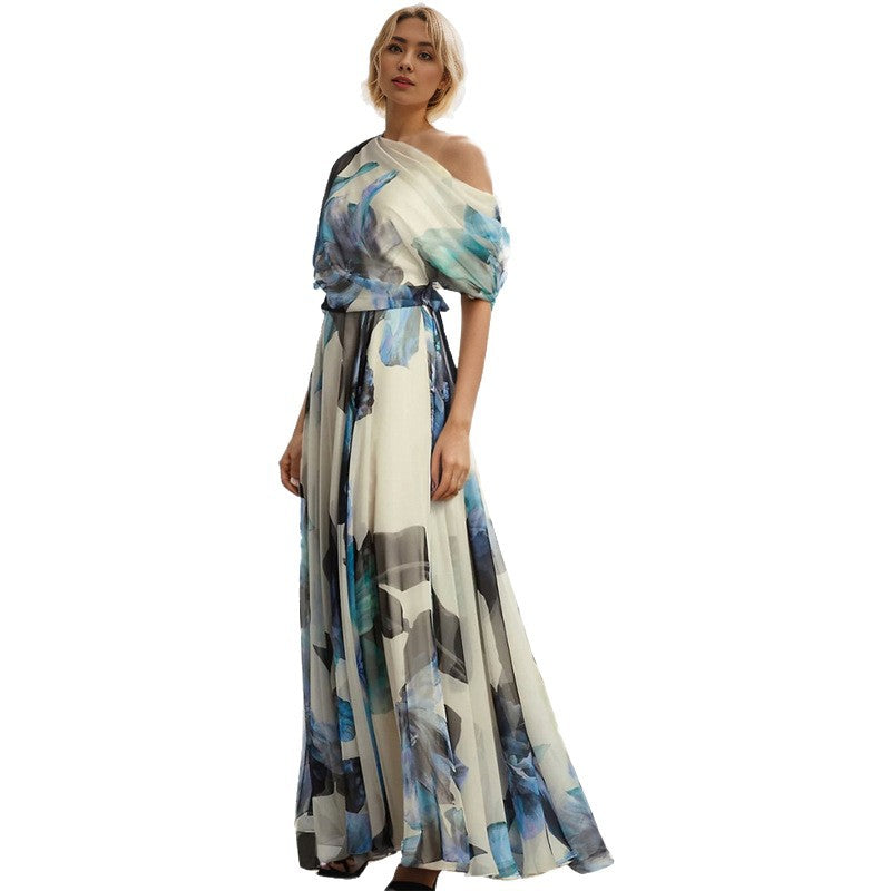 Kvinnelig elegant chiffon kjole med av-bare-skulder design og blomster mønster Skjora
