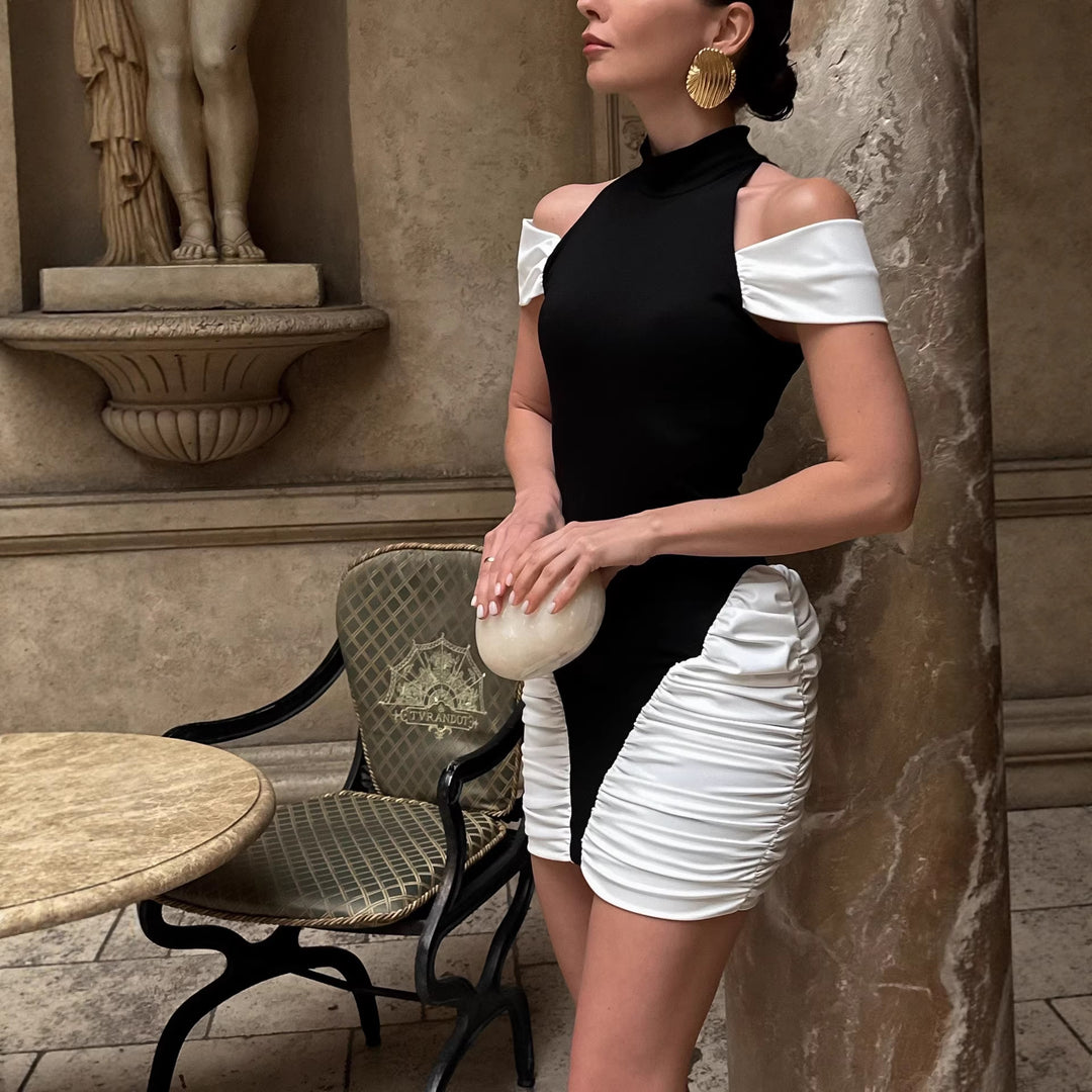 Damer elegant minikjole med asymmetrisk design og stilige ruffle-detaljer Skjora