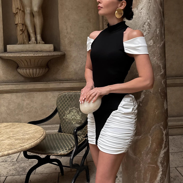 Damer elegant minikjole med asymmetrisk design og stilige ruffle-detaljer Skjora