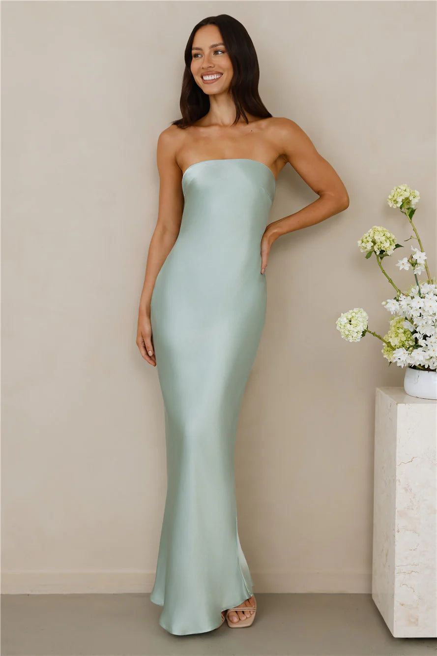 Kvinnenes elegante av-shoulder maxi kjole laget av satinlignende materiale
