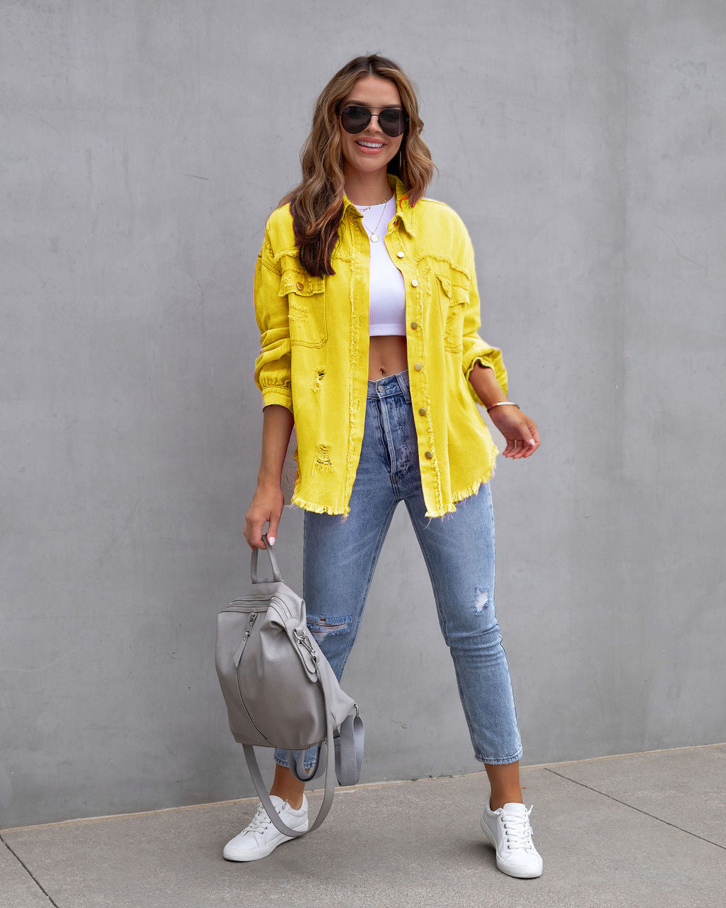 Dame denimjakke i en avslappet oversized fasong med frynsete detaljer Skjora