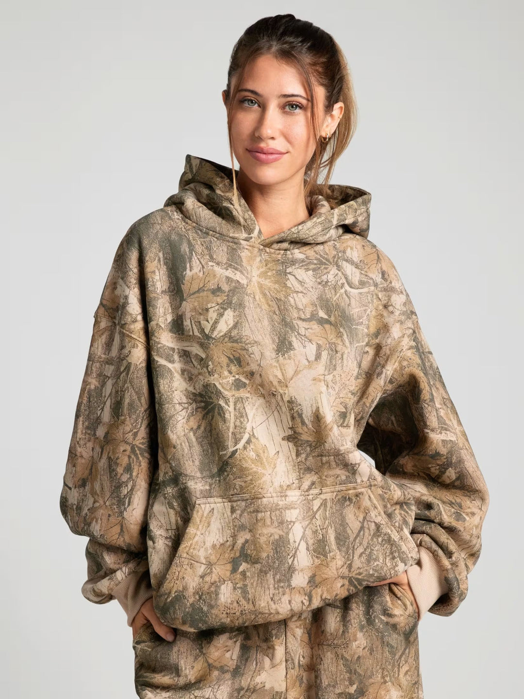 Kvinnelig Oversized hettegenser i kamuflasjedesign Skjora