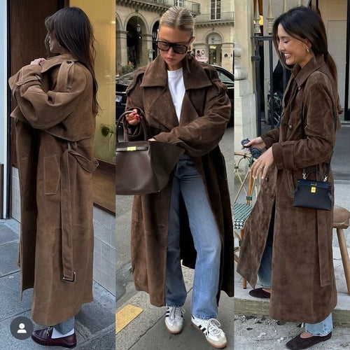 Kvinnes moderne trenchcoat i elegant semsket skinn-design med praktisk belte Skjora