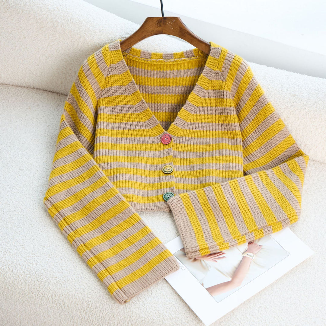 Kvinne kort cardigan med fargerike knappdetaljer og moderne design Skjora