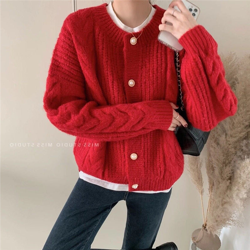 Kvinne Cozy Knit Kåpe med Perleknappdetaljer og Kabelstrikketekstur Skjora