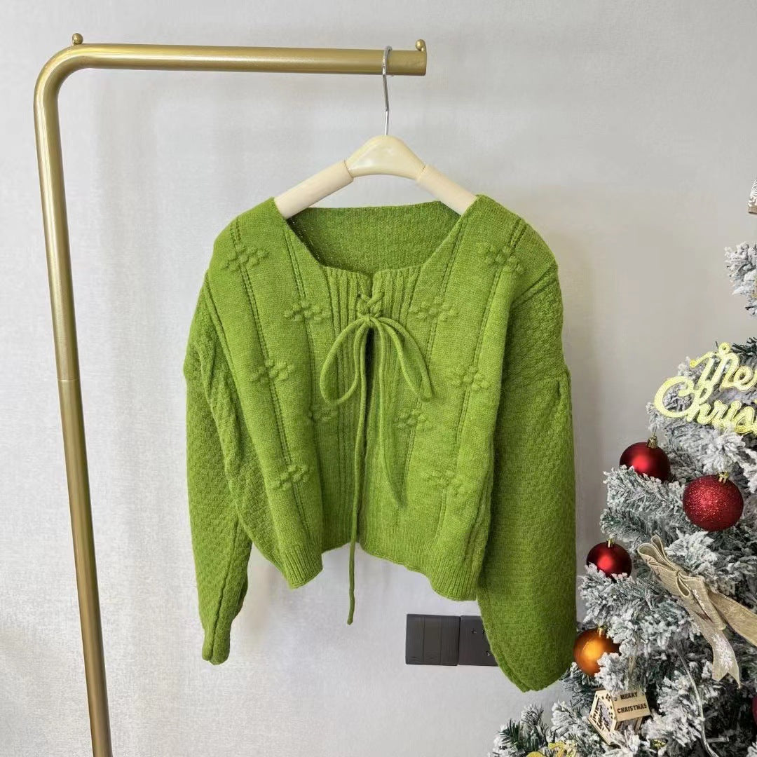 Kvinnens strikkede genser med leken snøring på toppen og teksturert design Skjora