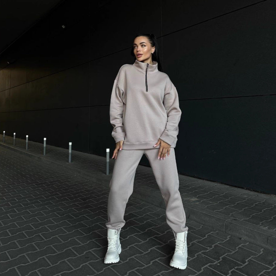 Kvinnelig koselig sweat suit med høy krage og praktiske glidelåsdetaljer Skjora