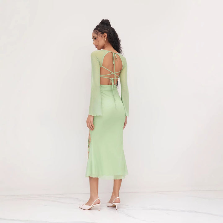 Dame elegant midikjole med blomsterdesign og transparente langermede ermer Skjora