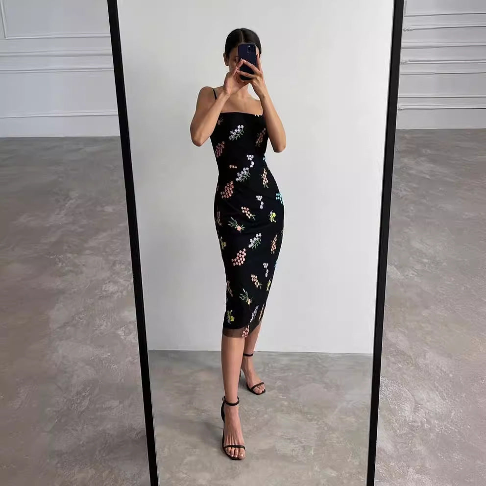 Dame Maxikjole med floral håndbroderi og delikat stroppedesign Skjora