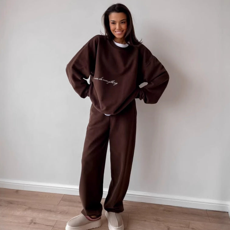 Kvinnens komfortable sett laget av oversized genser og komfortable joggebukser Skjora