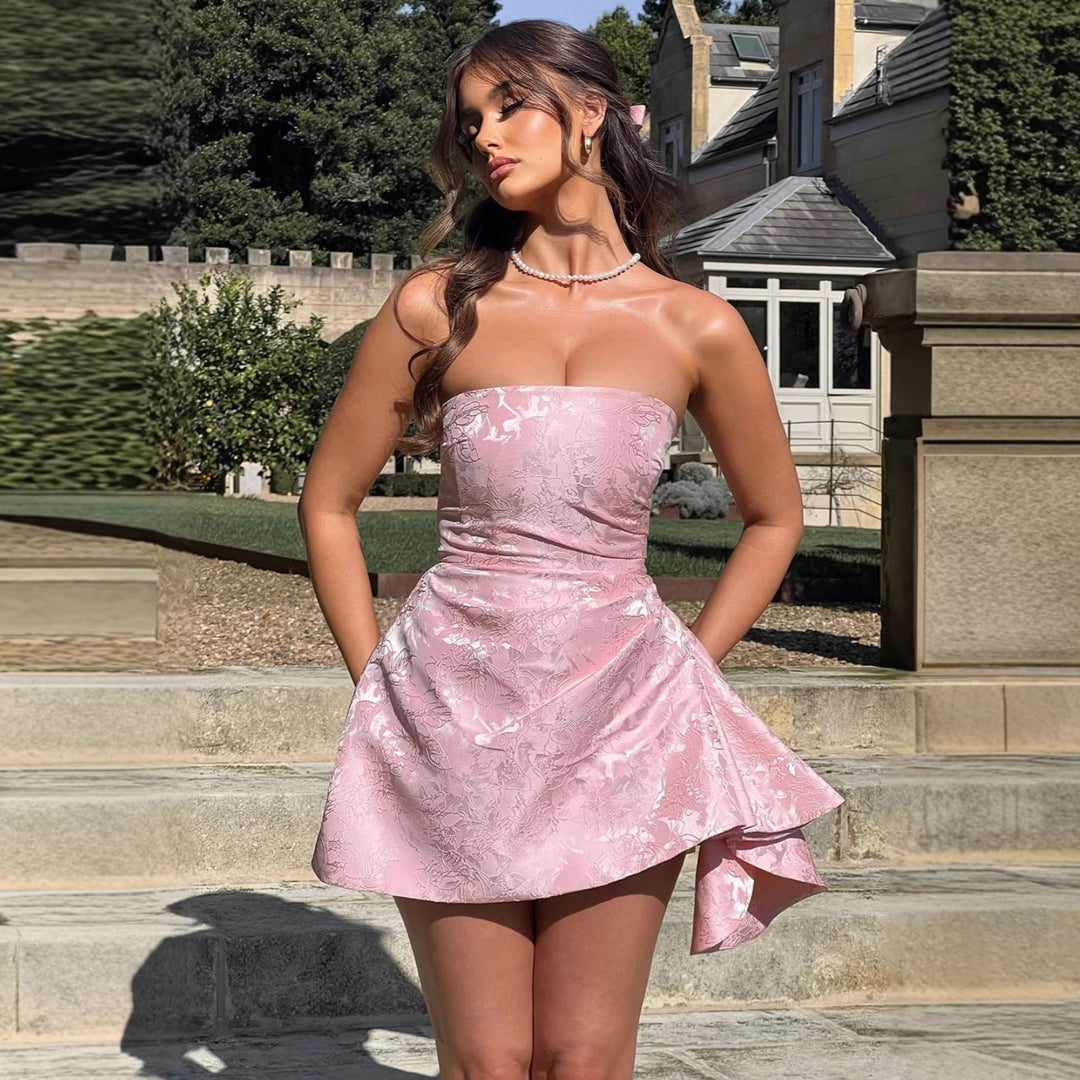 Damer strapless aftenkjole med asymmetrisk kant og blomsterformet design Skjora