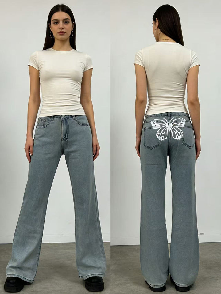 Dameviddejeans med kunstnerisk sommerfugl-design Skjora