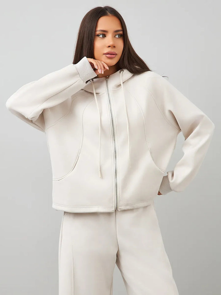 Dame casual hettejakke laget av myk fleece med praktiske lommer og elegant glidelås Skjora