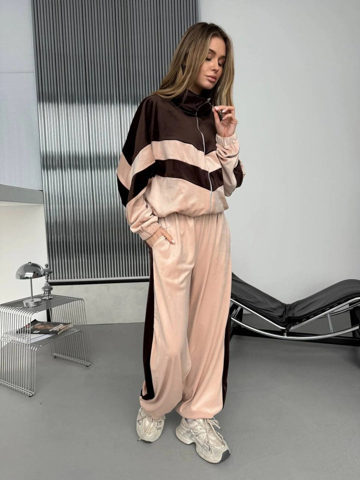 Dames sportieve fleece sweatshirt en joggingsbroek set met hoge staande kraag en contrasterende strepen Skjora
