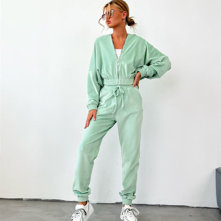 Kvinnelig sporty velour joggedress med hette og glidelås Skjora