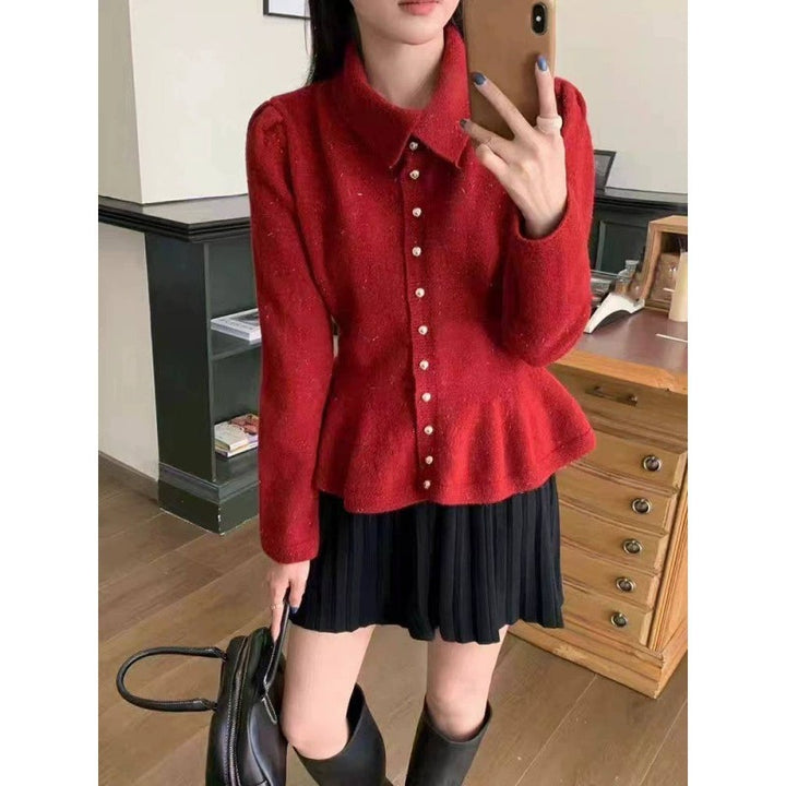 Kvinnelig peplum topp laget av myk strikk med elegante knapper Skjora