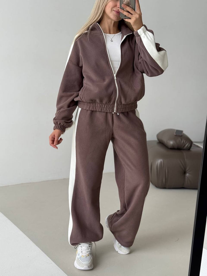 Kvinnes sporty fleece treningsoverall med høy krage og sidestriper Skjora