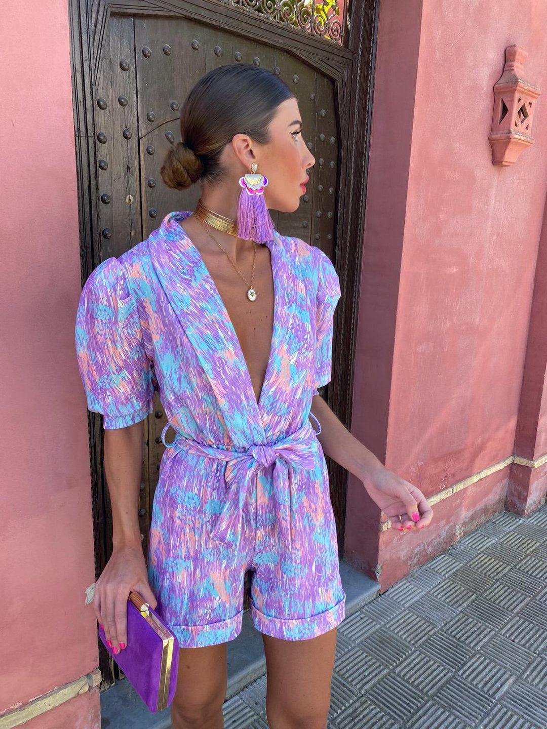 Kvinnelig Elegant Jumpsuit med Dyp V-Hals og Knappbar Belte Skjora