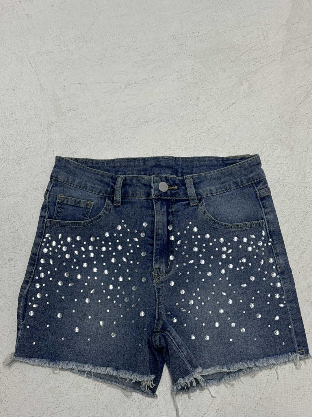 Damejeansshorts med glitrende applikasjoner og frynsete kant Skjora