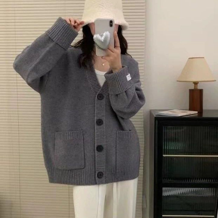 Damenes uformelle oversized cardigan med store lommer og knappdetaljer Skjora