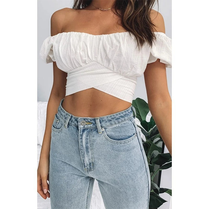 Damer Off-Shoulder Crop-Topp med volangdetaljer og elegant omslagdesign Skjora