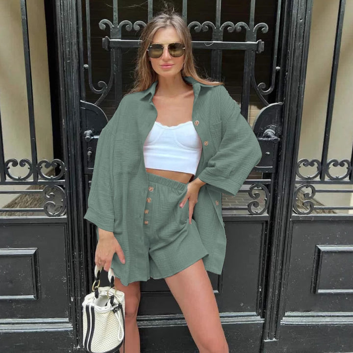Kvinnes casual kortermet kombinasjonssett med knapp-ned topp og behagelige shorts Skjora