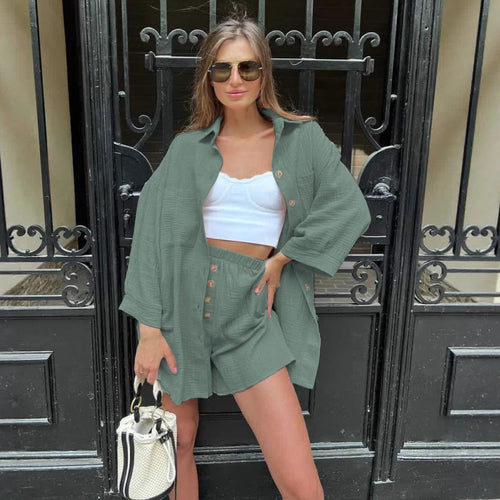 Kvinnes casual kortermet kombinasjonssett med knapp-ned topp og behagelige shorts Skjora