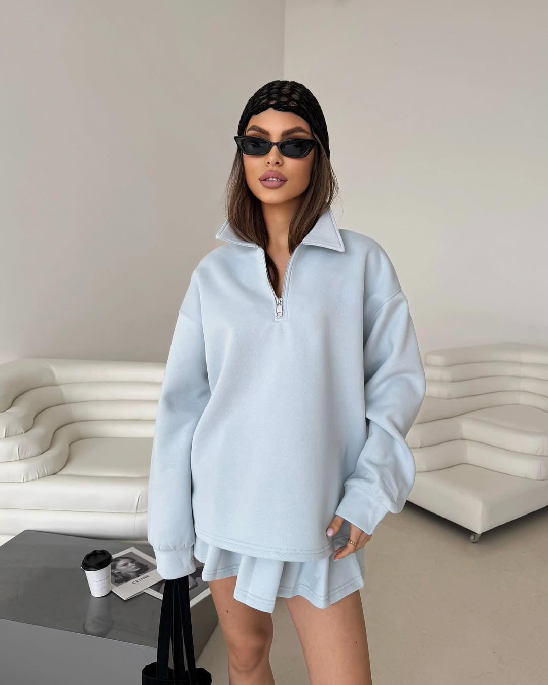 Kvinnors sportiga oversized pullover med kort dragkedja och ribbade avslut Skjora