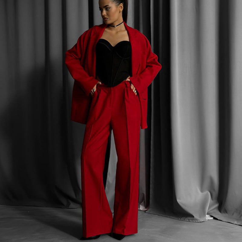 Kvinnelig elegant to-dels sett med oversized blazer og vide bukser Skjora