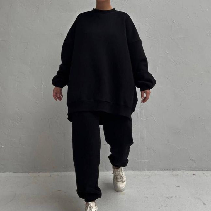 Kvinnens komfortable oversized loungewear-sett med høy krage og elastiske mansjetter