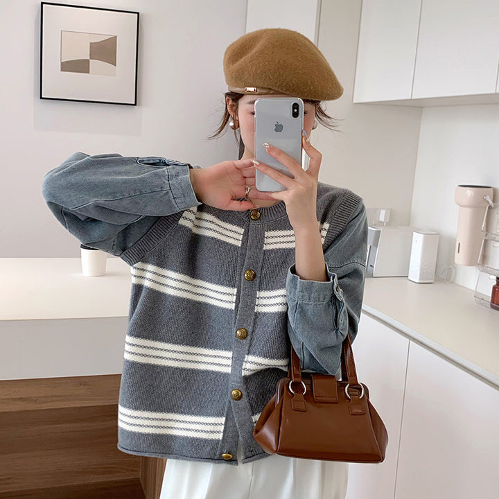 Kvinnens cardigan med slående stripe mønster og dekorative knapper Skjora
