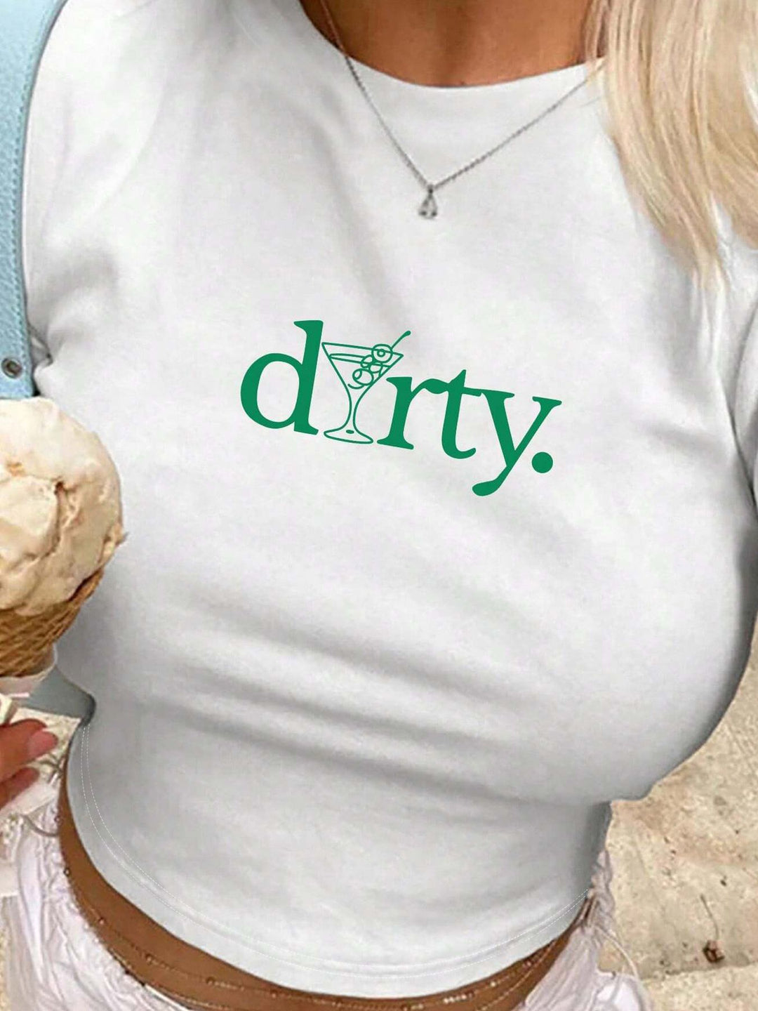 Dame Crop-Top med kreativ grafisk design og moderne skrift Skjora