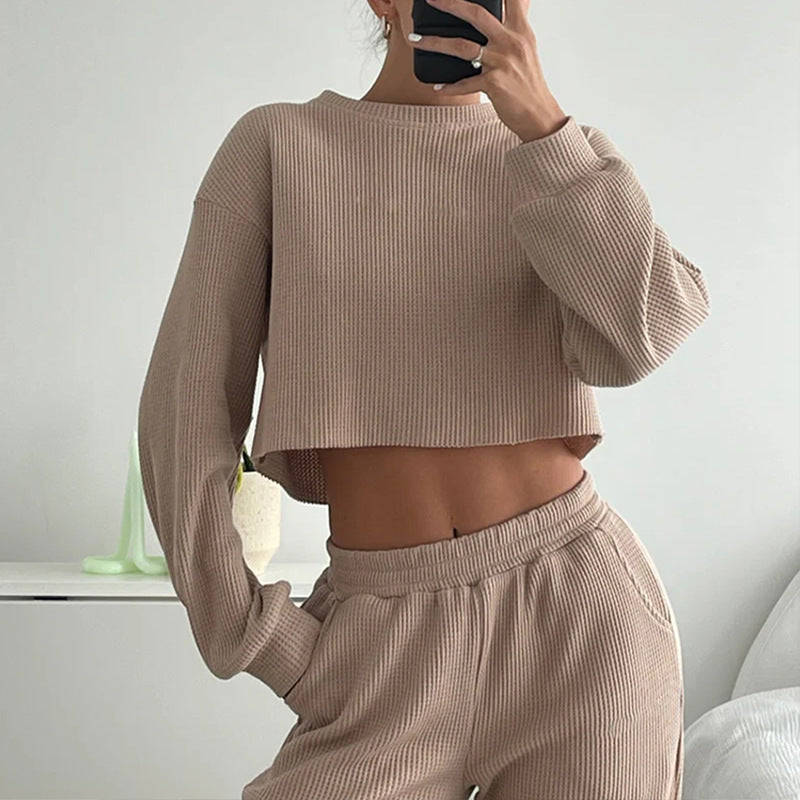 Kvinners casual sett med cropped genser og vide bukser Skjora