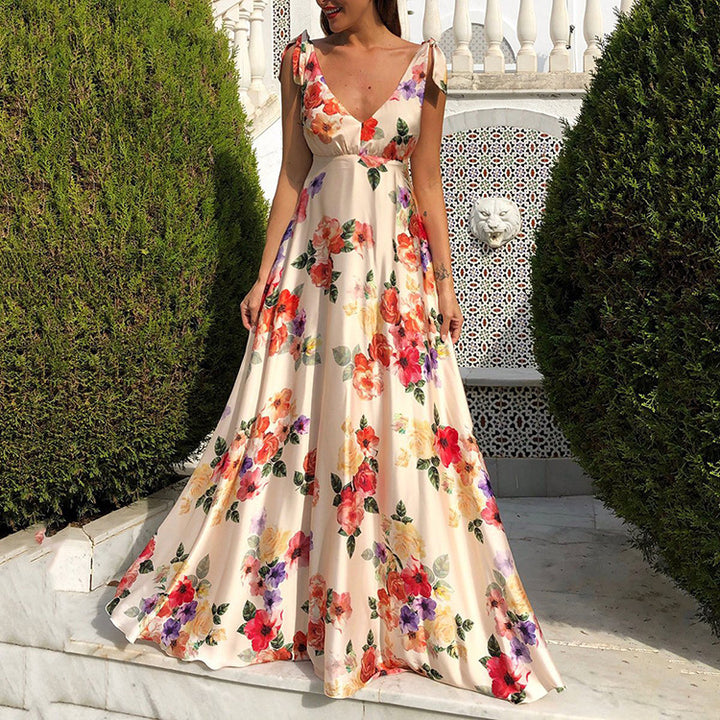 Kvinnelig elegant maxikjole med blomstermønster og sidesplitte